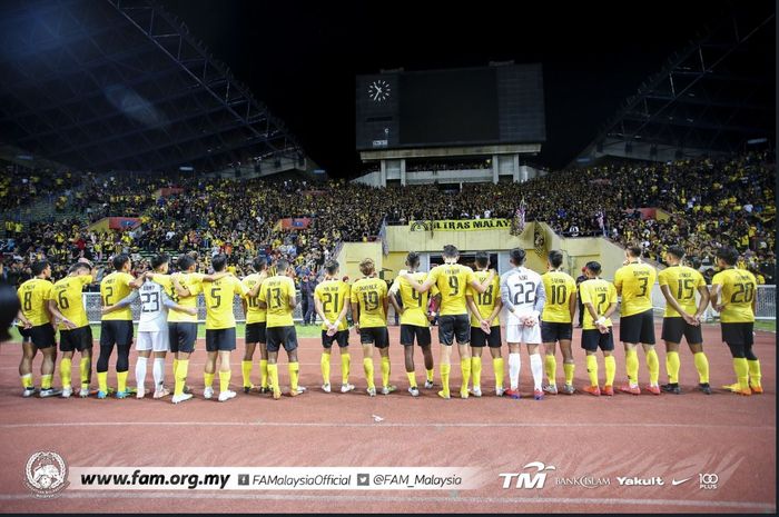 Para pemain timnas U-23 Malaysia menghadap ke tribune penonton selesai laga kualifikasi Piala Asia U-23 2020 kontra China.