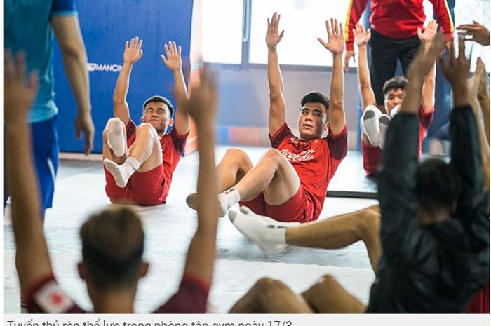 Para pemain timnas U-23 Vietnam sedang menjalani sesi latihan.