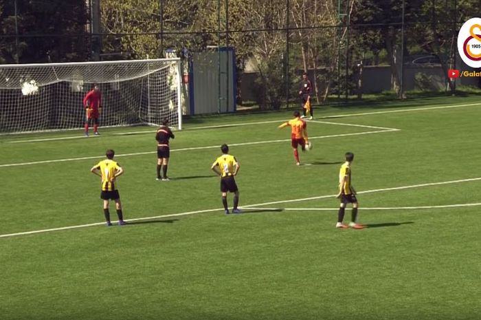 Pemain U-14 Galatasaray, Beknaz Almazbekov, sengaja mengarahkan bola ke samping gawang Istanbulspor pada laga yang berlangsung Senin (25/3/2019).