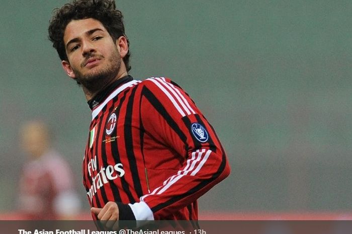 Mantan penyerang AC Milan dan Chelsea, Alexandre Pato, resmi kembali ke mantan klubnya, Sao Paulo