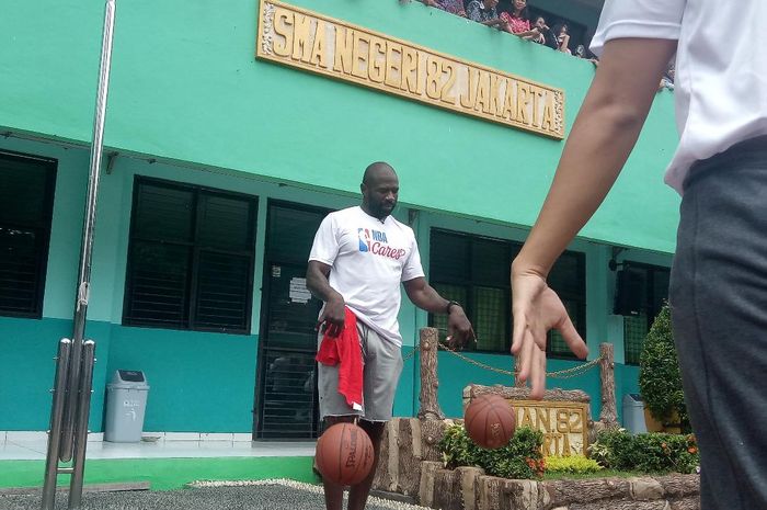 Mantan bintang NBA, Jason Richardson, dalam coaching clinic di SMA 82 Jakarta, Kamis (28/3/2019)