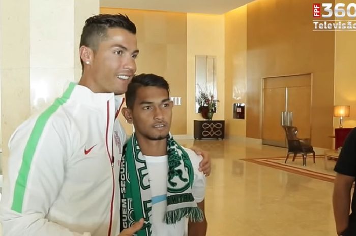 Megabintang timnas Portugal, Cristiano Ronaldo (kiri), berpose dengan Martunis.