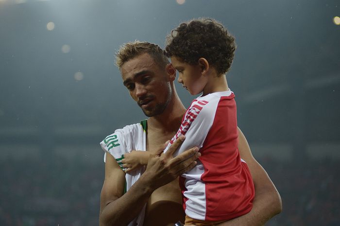 Pemain Persija Jakarta, Bruno Matos bersama putranya usai bertanding dalam laga 8 besar Piala Presiden 2019 melawan Kalteng Putra di Stadion Patriot, Bekasi, Jawa Barat (28/3/2019) Kalteng Putra menang dengan skor 4-5 melalui adu pinalti. Feri Setiawan/Super Ball 