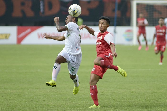 pemain Kalteng Putra, Ferinando Pahabol berebut bola dengan pemain Persija Jakarta, Dany Saputra dalam laga 8 besar piala presiden di Stadion Patriot, Bekasi, Jawa Barat (28/3/2019) Kalteng Putra menang dengan skor 4-5 melalui adu pinalti. 