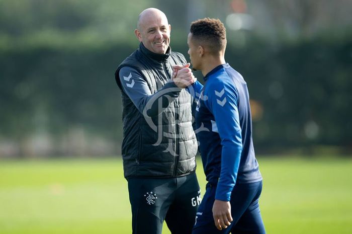 Asisten Manajer Rangers FC, Gary McAllister (kiri) dalam sebuah latihan timnya pada 26 Februari 2019. 