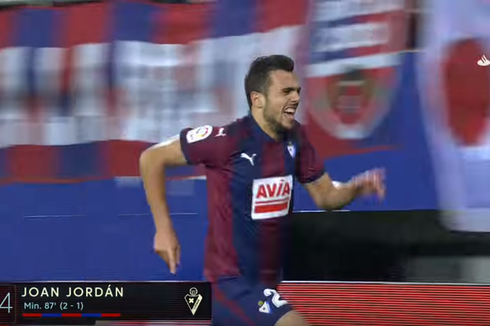 Gelandang Eibar, Joan Jordan, mencetak gol kemenangan untuk timnya ke gawang Valencia dalam laga Liga Spanyol pada Sabtu (16/12/2017) di Stadion Ipurua Municipal, Eibar.