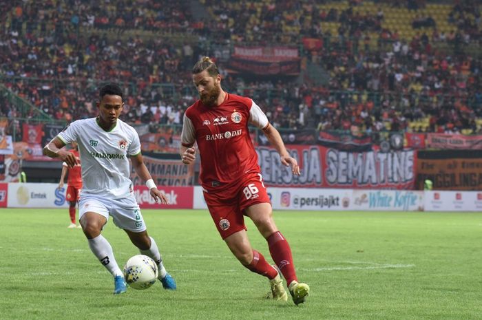 Bek Persija Jakarta, Steven Paulle, saat melawan Persija Jakarta