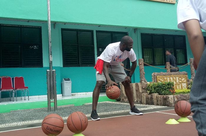 Mantan bintang NBA, Jason Richardson, dalam coaching clinic di SMA 82 Jakarta, Kamis (28/3/2019)