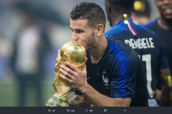 Lucas Hernandez saat mencium trofi juara Piala Dunia 2018 bersama timnas Prancis.