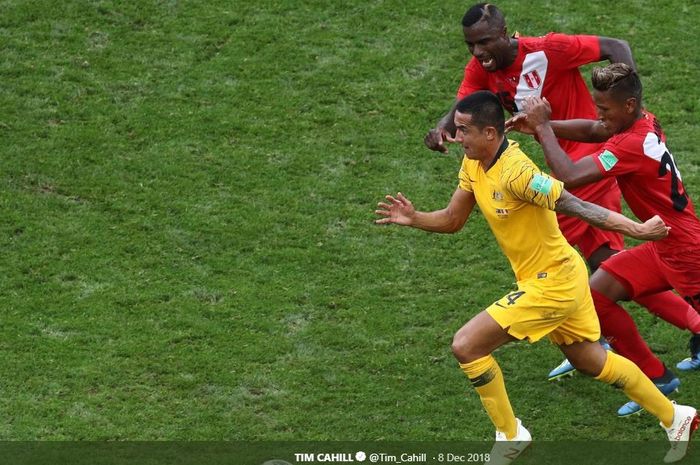 Gelandang  timnas Australia, Tim Cahill, berusaha menggiring bola saat dikejar dua pemain Peru ketika bertanding di Piala Dunia 2018.