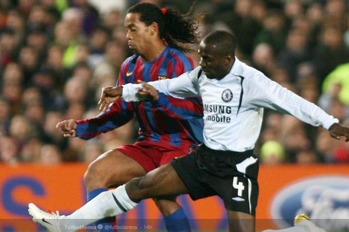 Eks gelandang Chelsea, Claude Makelele, berjibaku dengan legenda FC Barcelona, Ronaldinho.