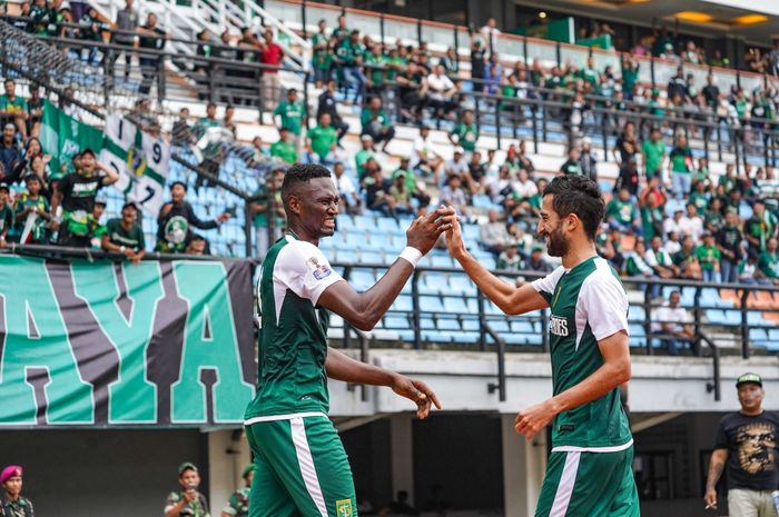 Dua pemain Persebaya, Amido Balde dan Manuchekhr Dzhalilov, saat melawan Persidago Gorontalo pada leg kedua babak 16 besar Piala Indonesia di Stadion Gelora Bung Tomo, 23 Februari 2019.