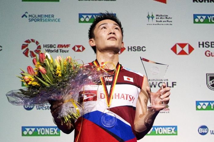 Pebulu tangkis tunggal putra Jepang, Kento Momota, berpose di podium setelah menjuarai German Open, Minggu (3/3/2019).