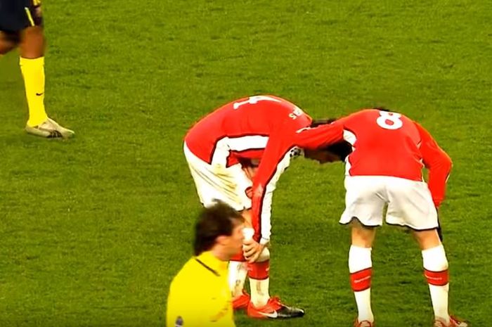 Kapten Arsenal, Cesc Fabregas, memegang kaki kanannya usai mencetak gol ke gawang Barcelona dalam laga leg pertama perempat final Liga Champions pada 31 Maret 2010 di Stadion Emirates, London.