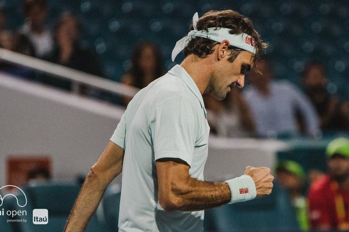 Ekspresi Roger Federer saat tampil pada partai semifinal Miami Open 2019 yang digelar pada Jumat (29/3/2019) malam waktu Amerika Serikat.