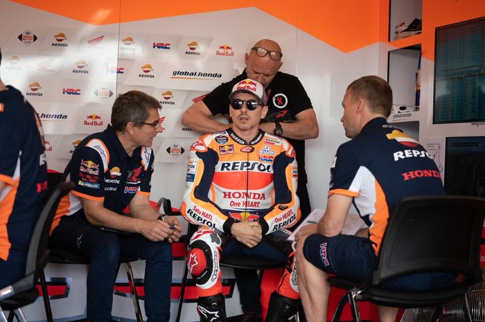 Jorge Lorenzo saat berada di garasi tim Repsol Honda untuk menjalani seri MotoGP Argentina 2019.