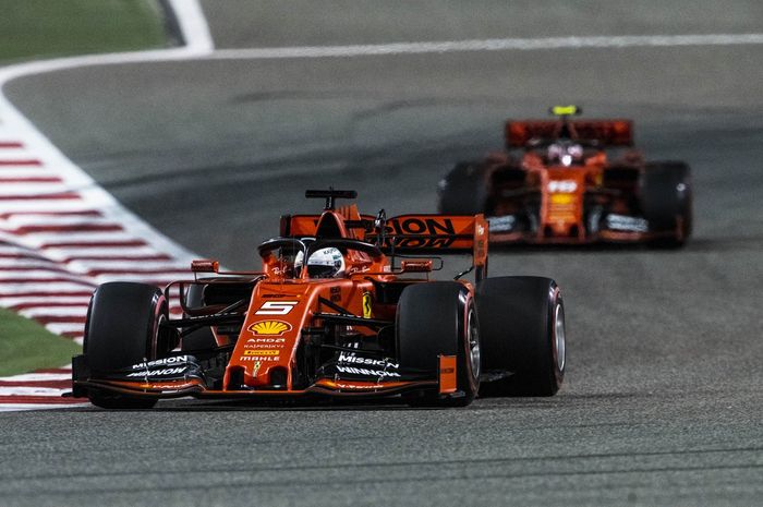 Dua pembalap Ferrari, Sebastian Vettel (depan) dan Charles Leclerc (belakang), saat tampil di sesi latihan bebas F1 GP Bahrain 2019