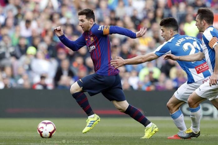 Megabintang FC Barcelona, Lionel Messi, dikejar-kejar pemain Espanyol dalam jornada ke-29 Liga Spanyol, di Stadion Camp Nou, 30 Maret 2019.