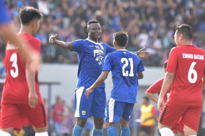 Striker Persib Bandung, Ezechiel Ndouassel, merayakan gol yang dicetak ke gawang Ewako Batam pada laga uji coba.di Stadion Citra Mas, Batam, Minggu (31/3/2019).