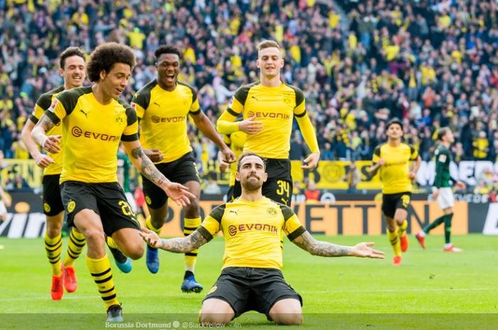 Striker Borussia Dortmund, Paco Alcacer (tengah) merayakan gol dalam laga pekan ke-27 Liga Jerman versus Wolfsburg di Stadion Signal Iduna Park, 30 Maret 2019.