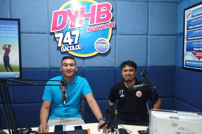 Host radio Filipina  Yves B Montecillo bersama Media Officer Persija Jakarta, Eko Yudiyono, Minggu (31/3/2019).