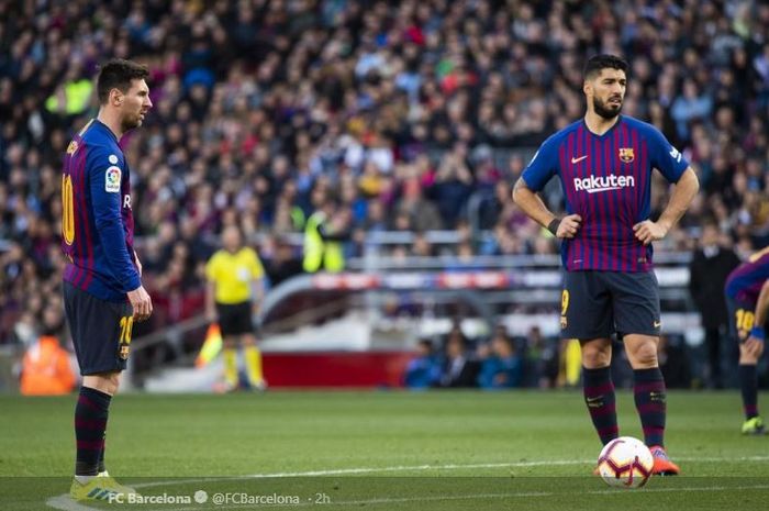 Megabintang Barcelona, Lionel Messi (kiri), bersiap mengeksekusi free-kick dalam laga Liga Spanyol melawan Espanyol di Stadion Camp Nou, Sabtu (30/3/2019).