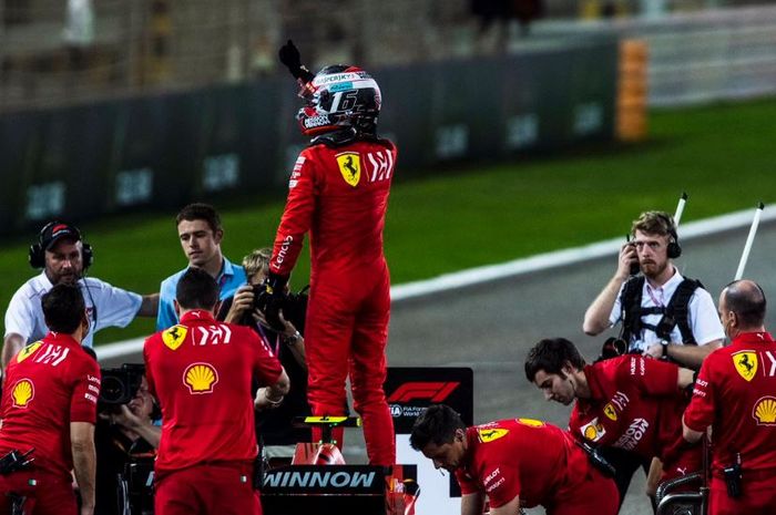 Pembalap Ferrari, Charles Leclerc lakukan selebrasi usai raih pole position pada kualifikasi GP F1 Bahrain, Sabtu (30/3/2019)