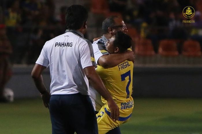 Pelatih Pahang FA, Dollah Salleh dipeluk anak asuhnya Faisal Halim seusai mencetak gol ke gawang tuan rumah Felda United pada pekan ketujuh Liga Super Malaysia 2019 di Stadion Tun Abdul Razak, Jengka, Pahang, 30 Maret 2019. 