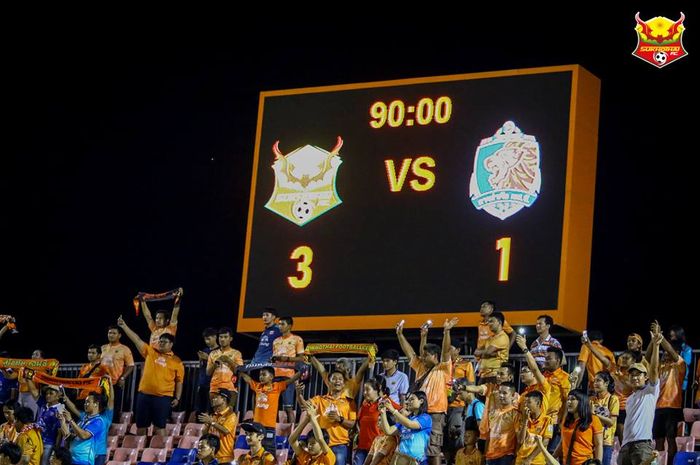 Skor akhir untuk kemenangan Sukhothai FC saat menjamu Port FC pada pekan kelima Liga Thailand 1 2019 di Stadion Thung Thalay Luang, 30 Maret 2019. 