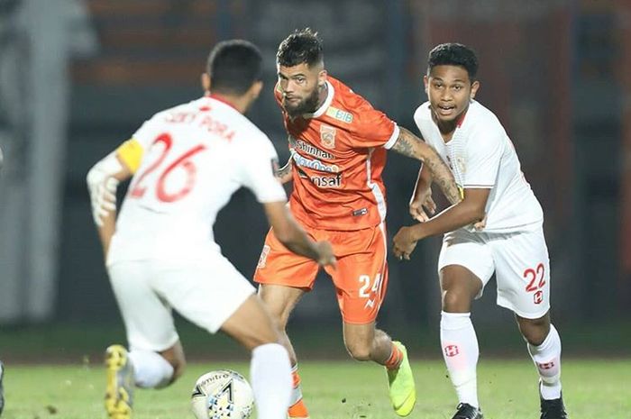 Bek Borneo FC, Diego Michiels, berebut bola dengan pemain Barito Putera pada laga uji coba di Stadion Segiri, Samarinda, Minggu (31/3/2019).