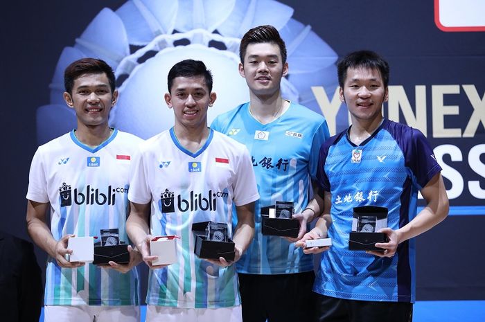 Pasangan ganda putra Taiwan, Lee Yang/Wang Chi Lin (jersey biru) berpose dengan Fajar Alfian/Muhammad Rian Ardianto setelah menjadi runner up Swiss Open di St Jakobshalle, Basel, Minggu (17/3/2019).