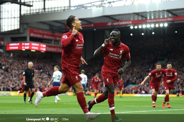 Penyerang Liverpool, Roberto Firmino (kanan), merayakan golnya bersama Sadio Mane dalam laga Liga Inggris melawan Tottenham Hotspur di Stadion Anfield, Minggu (31/3/2019).