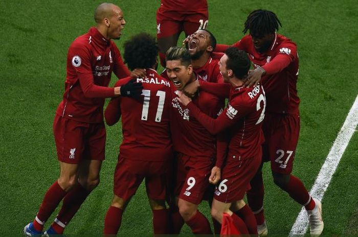 Para pemain Liverpool merayakan gol yang dicetak ke gawang Tottenham Hotspur dalam laga Liga Inggris di Stadion Anfield, Minggu (31/3/2019).