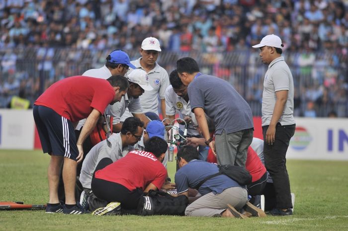 Situasi pertolongan pertama kepada penyerang Madura United, Aleksandar Rakic, saat melawan Persela Lamongan pada babak perempat final Piala Presiden 2019.