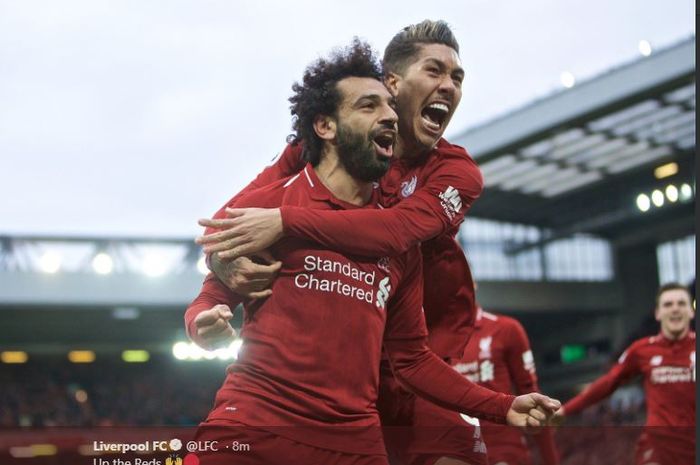 Penyerang Liverpool, Mohamed Salah (kiri), melakukan selebrasi bersama Roberto Firmino dalam laga Liga Inggris melawan Tottenham Hotspur di Stadion Anfield, Minggu (31/3/2019).