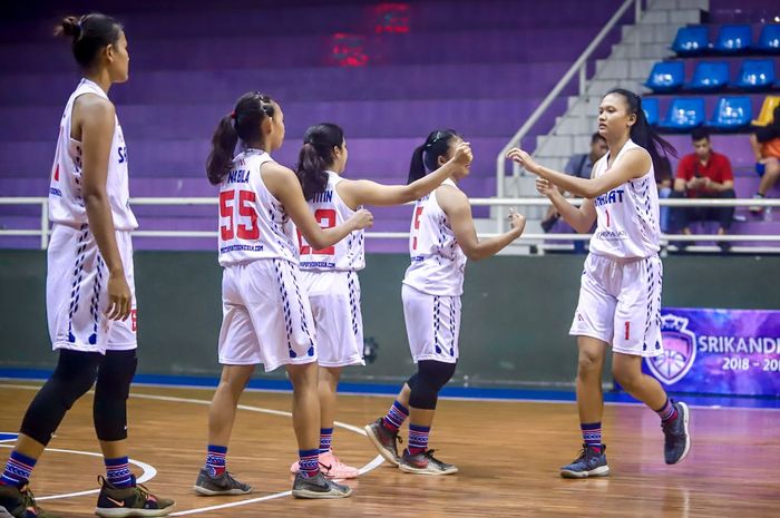 Para Pemain Sahabat Semarang merayakan kemenangannya atas Flying Wheel Makasar pada ajang Srikandi Cup, Senin (1/4/2019)