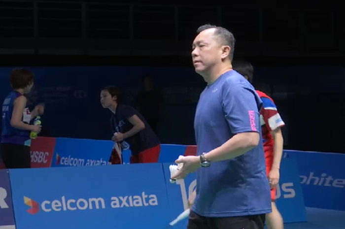 Pelatih baru ganda putra Jepang, Tan Kim Her, saat menjalani sesi latihan bersama timnas bulu tangkis Jepang jelang Malaysia Open 2019 di Axiata Arena, Kuala Lumpur, Malaysia, Senin (1/4/2019).