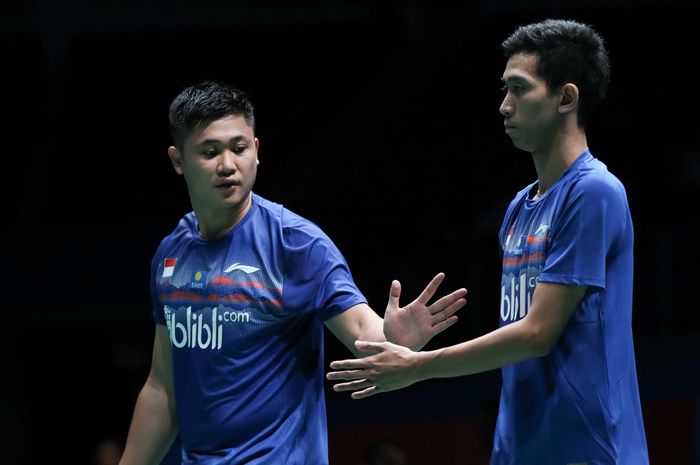 Pasangan ganda putra Indonesia, Wahyu Nayaka Arya Pangkaryanira/Ade Yusuf Santoso melakukan tos saat menjalani laga melawan Kim Astrup/Anders Skaarup Rasmussen (Denmark) pada babak kesatu Malaysia Open 2019 di Axiata Arena, Bukit Jalil, Kuala Lumpur, Selasa (2/4/2019).