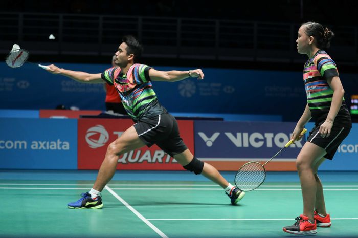 Pasangan ganda campuran Tontowi Ahmad/Winny Oktavina Kandow saat menjalani laga melawan Do Tuan Duc/Pham Nhu Thao (Vietnam) pada babak kesatu Malaysia Open 2019 di Axiata Arena, Bukit Jalil, Kuala Lumpur, Selasa (2/4/2019).