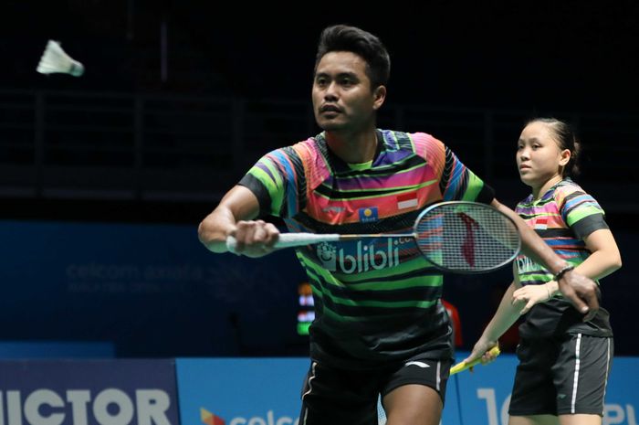 Pasangan ganda campuran Tontowi Ahmad/Winny Oktavina Kandow saat menjalani laga melawan Do Tuan Duc/Pham Nhu Thao (Vietnam) pada babak kesatu Malaysia Open 2019 di Axiata Arena, Bukit Jalil, Kuala Lumpur, Selasa (2/4/2019).