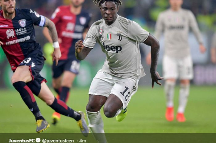 Striker Juventus, Moise Kean, menggiring bola dalam pertandingan melawan Cagliari pada pekan ke-30 Liga Italia 2018-2019 di Sardegna Arena, 2 April 2019.