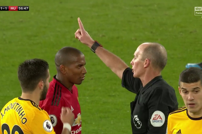 Wasit Liga Inggris, Mike Dean, memberikan kartu merah dan mengusir kapten Manchester United, Ashley Young, dari lapangan pada laga kontra Wolverhampton Wanderers, Rabu (3/4/2019) di Stadioun Molineux.