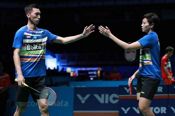 Pasangan ganda campuran Indonesia,  Ronald/Annisa Saufika, melakukan tos pada babak pertama Malaysia Open 2019 di Axiata Arena, Bukit Jalil, Kuala Lumpur, Rabu (3/4/2019).