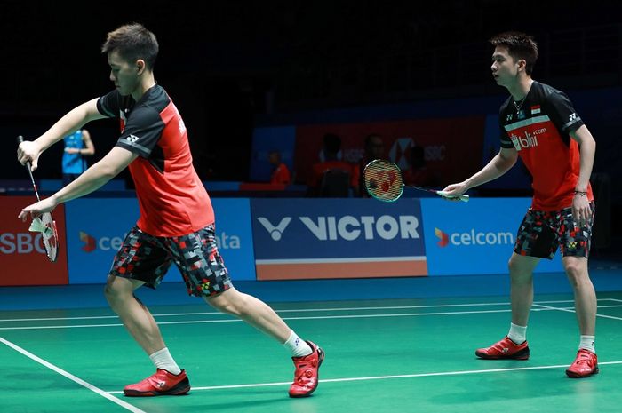 Pasangan ganda putra Indonesia, Marcus Fernaldi Gideon/Kevin Sanjaya Sukamuljo, mengembalikan kok ke arah Lee Yang/Wang Chi Lin (Taiwan) pada babak pertama Malaysia Open 2019 di Axiata Arena, Bukit Jalil, Kuala Lumpur, Rabu (3/4/2019).