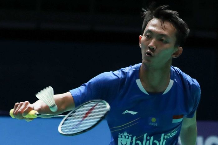 Pebulu tangkis tunggal putra Indonesia, Ihsan Maulana Mustofa, mengembalikan kok ke arah Kidambi Srikanth (India) pada babak pertama Malaysia Open 2019 di Axiata Arena, Bukit Jalil, Kuala Lumpur, Rabu (3/4/3019).