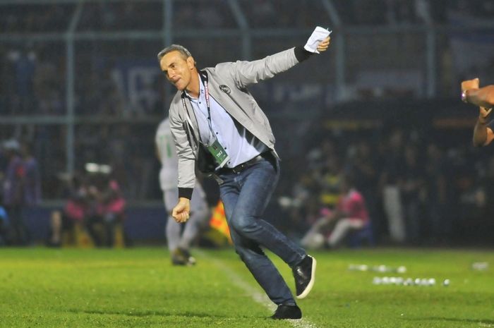 Pelatih Arema FC, Milomir Seslija, meluapkan rasa bahagia setelah timnya menang telak 3-0 atas Kalteng Putra di semifinal Piala Presiden 2019.