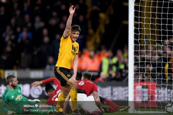 Gelandang Wolverhampton Wanderers, Leander Dendoncker, merayakan gol yang dicetak timnya ke gawang Manchester United dalam laga Liga Inggris di Stadion Molineux, Selasa (2/4/2019).