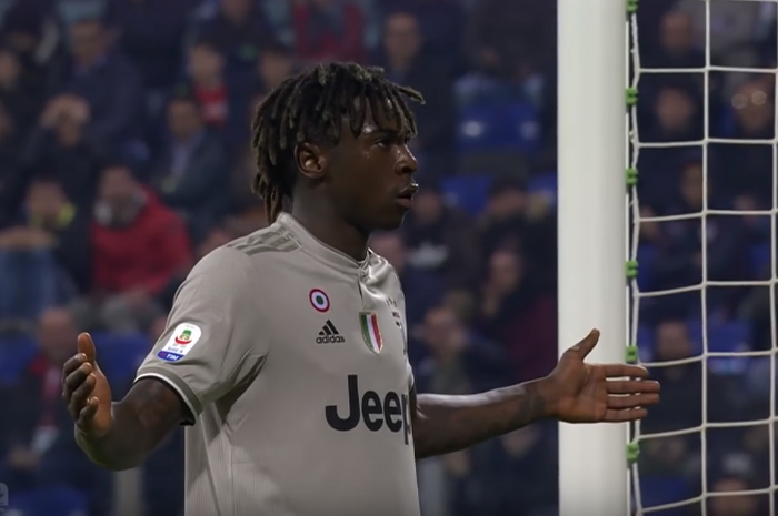 Penyerang Juventus, Moise Kean, berselebrasi di depan pendukung Cagliari setelah mencetak gol kedua bagi timnya pada laga Liga Italia Serie A, Rabu (3/4/2019) di Stadion Sant'Elia.