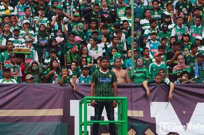 Bonek mengheningkan cipta saat mengenang Eri Irianto di Stadion Gelora Bung Tomo, Rabu (3/4/2019).