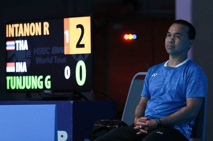 Pelatih kepala tunggal putri Indonesia, Rionny Mainaky, mendampingi Gregoria Mariska Tunjung, pada babak pertama Malaysia Open 2019 di Axiata Arena, Bukit Jalil, Kuala Lumpur, Rabu (3/4/2019).